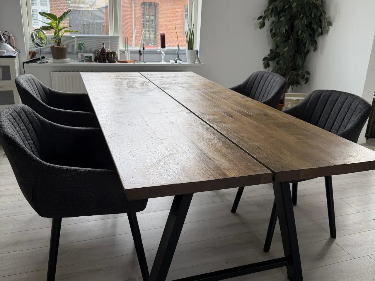 Billede 2 - Stort spisebord i træ med sorte ben