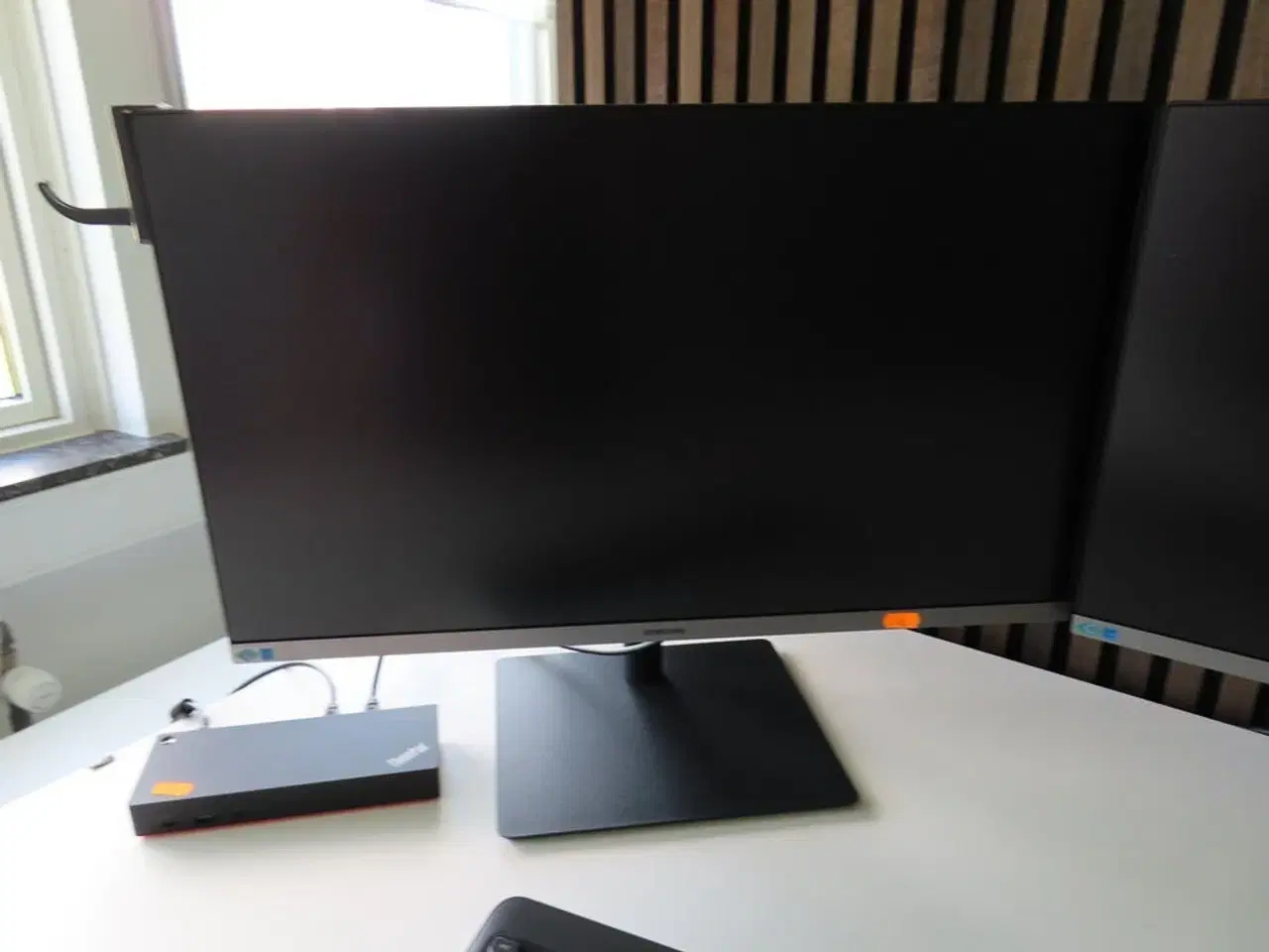 Billede 3 - 2 stk. 27" monitor, SAMSUNG S27R652FDU, docking og tastatur