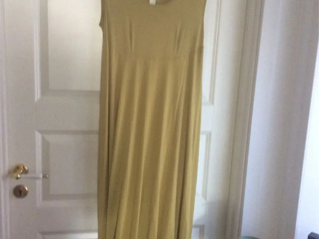 Billede 1 - Skøn carryfarvet kjole