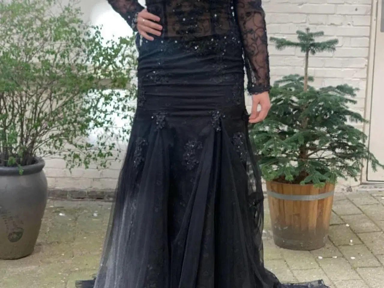 Billede 3 - To kjoler . En i silke, og en i blonde. 