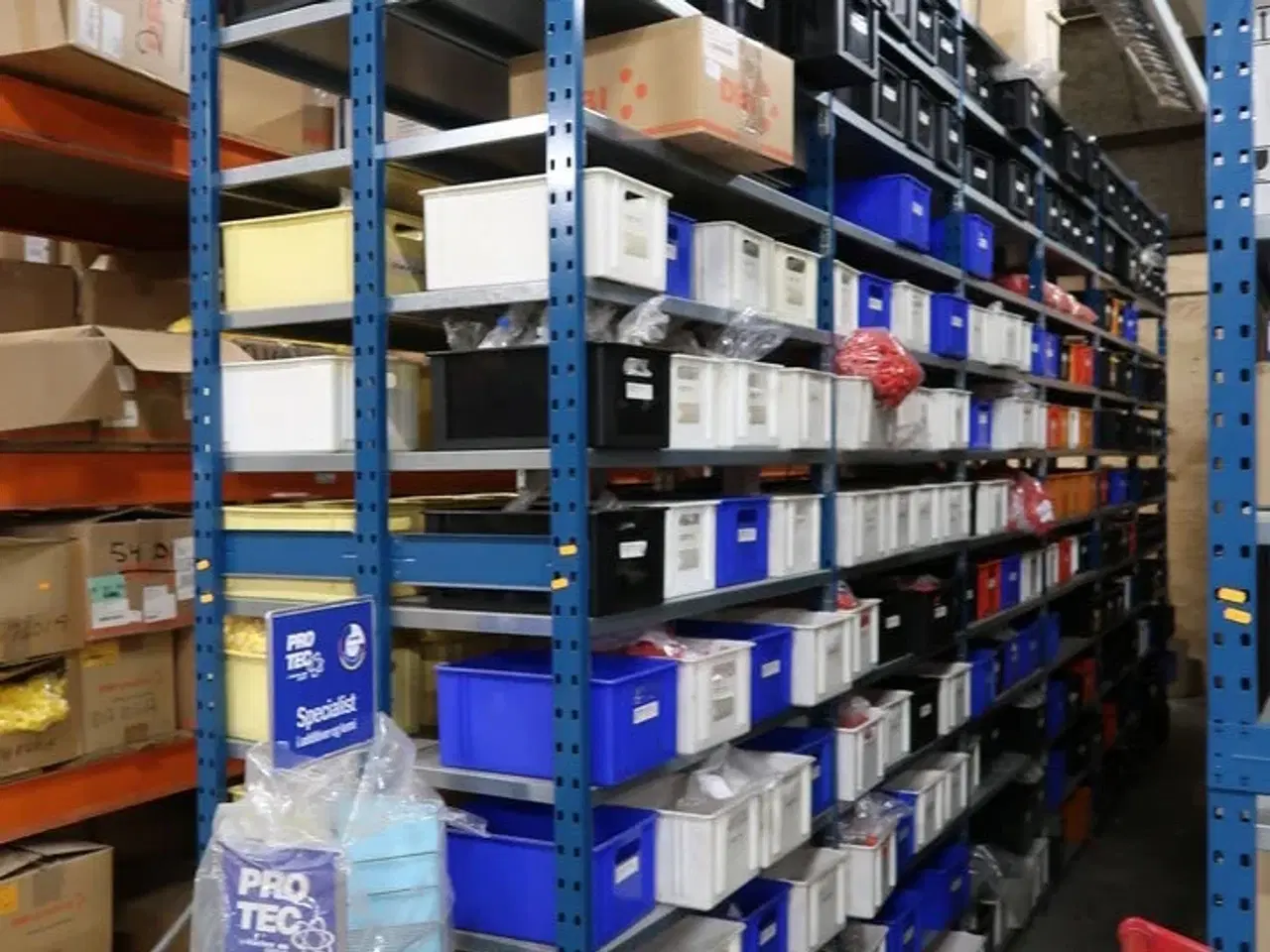 Billede 1 - 12 fag lagerreoler med indhold