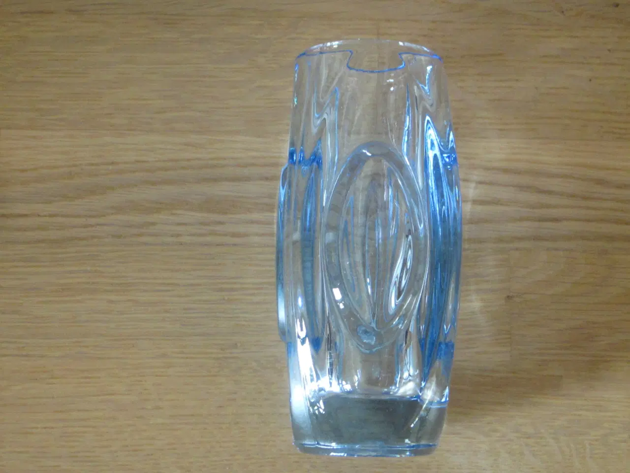 Billede 2 - Fin  tjekkisk vase ca 18 cm i højden