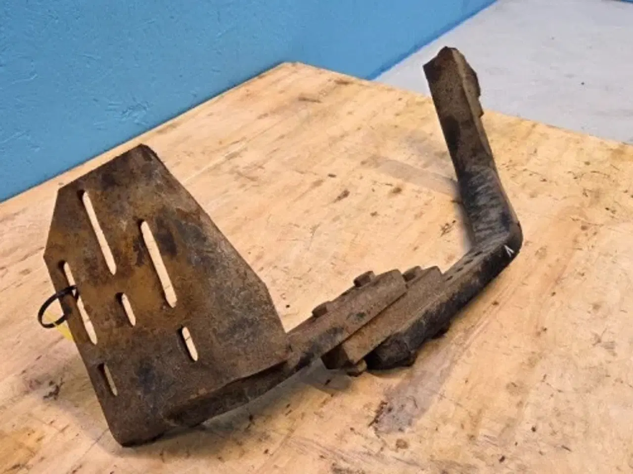 Billede 12 - Massey Ferguson 6290 Hjulskærm Beslag L.  3784571M1