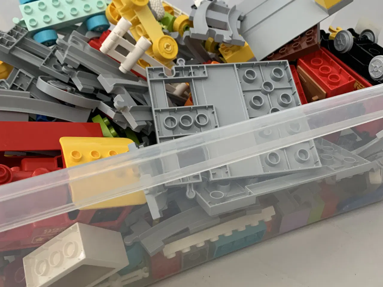 Billede 2 - Stor kasse med Lego duplo
