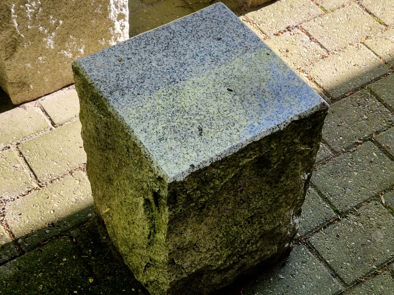 Billede 4 - Flot granitsæt - bord og 4 stole