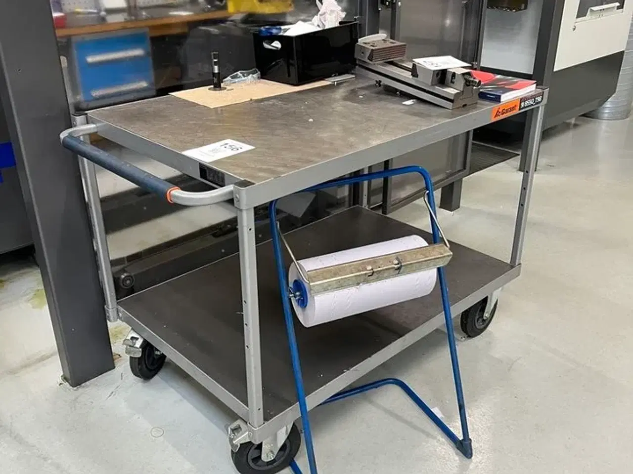 Billede 1 - Arbejdsbord på hjul inkl. rulleholder og div. indhold