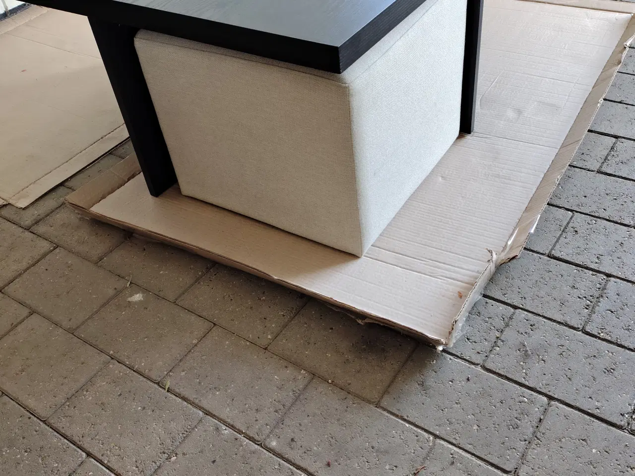 Billede 4 - Sort sofabord med 4 puffer.