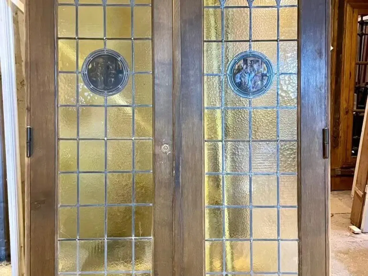 Billede 1 - Sjælden dobbeltdør m. blyindfattede ruder og motiver