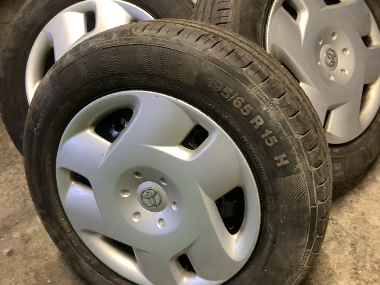 Billede 1 - 4 dæk på stålfælge med hjulkapsler