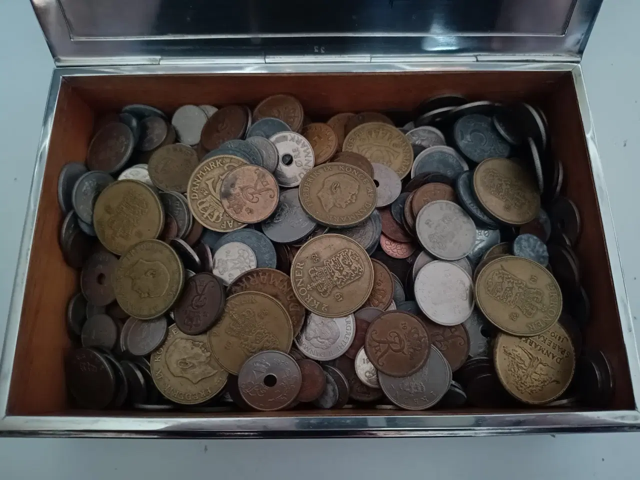 Billede 3 - Danske mønter og 3 sedler i flot kasse.