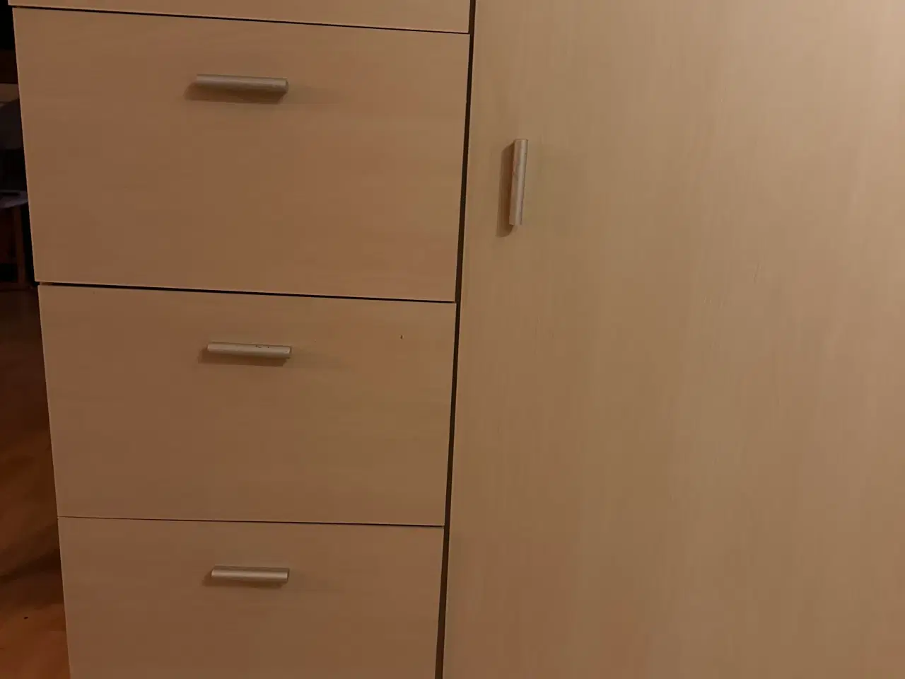 Billede 2 - Klædeskab ( evt. børn) 