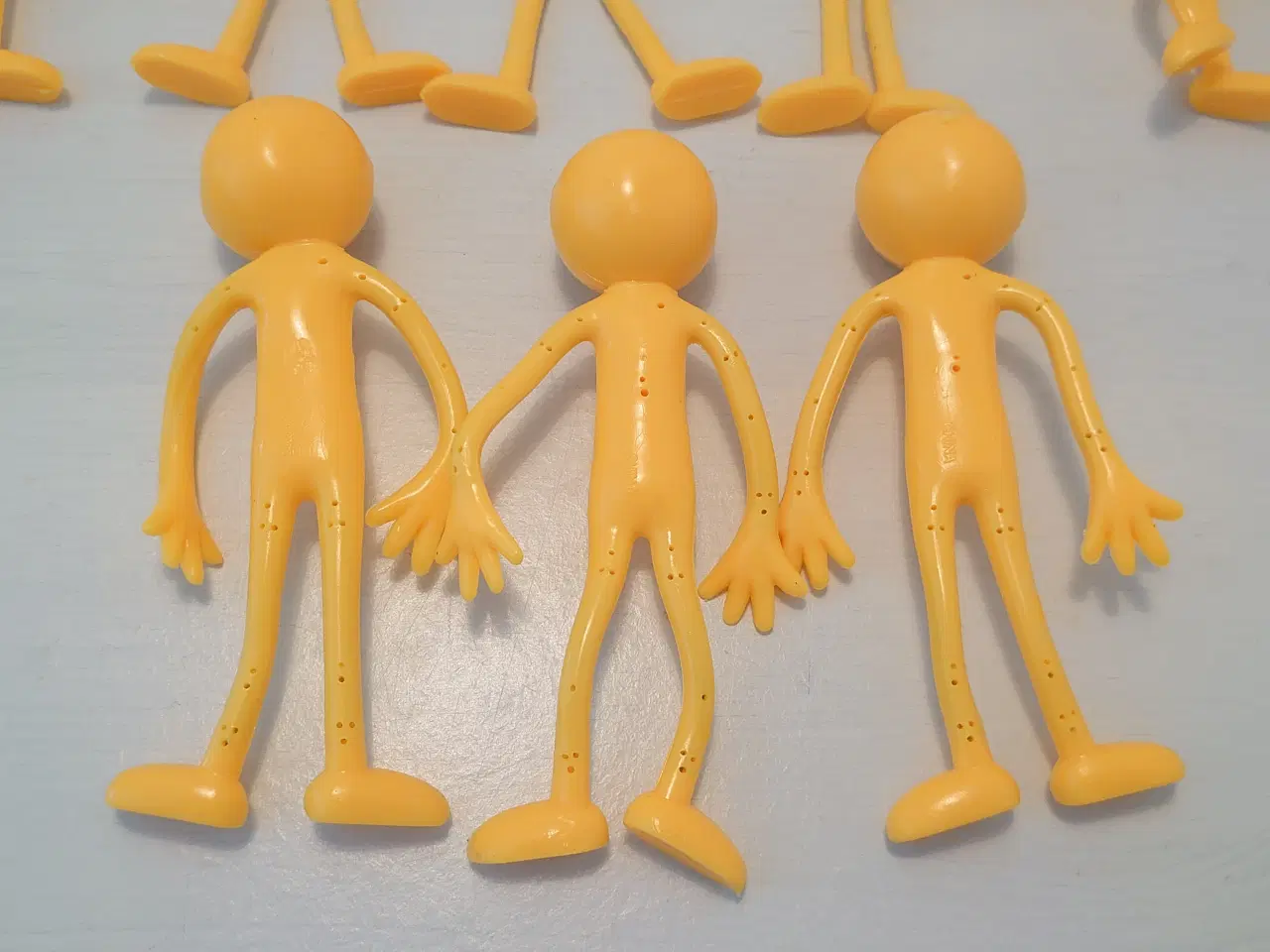 Billede 3 - 10stk vintage gule smiley figurer i gummi. H12,5cm