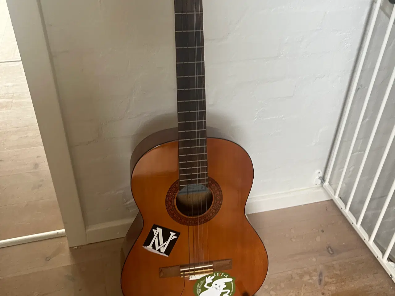 Billede 1 - Guitar med stativ og pose sælges 