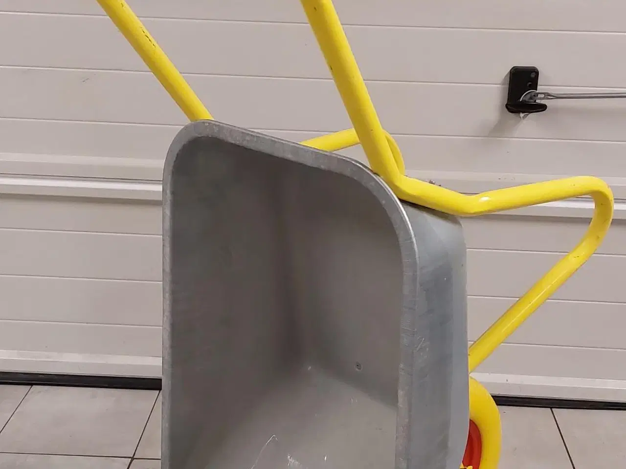 Billede 2 - Beton trillebør - kun brugt en gang til sand