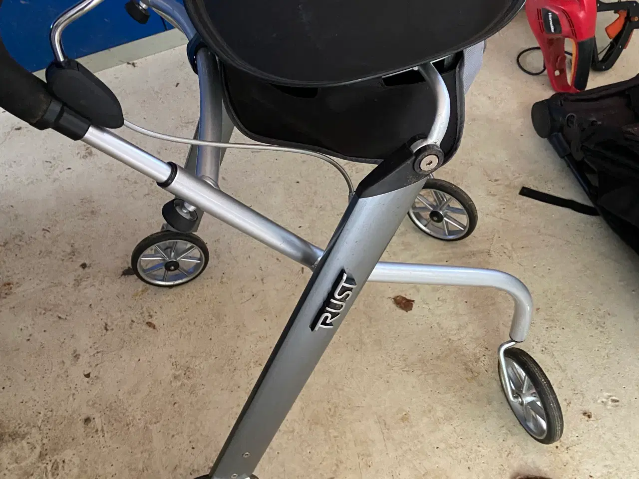 Billede 4 - Rollator med bakke og kurv