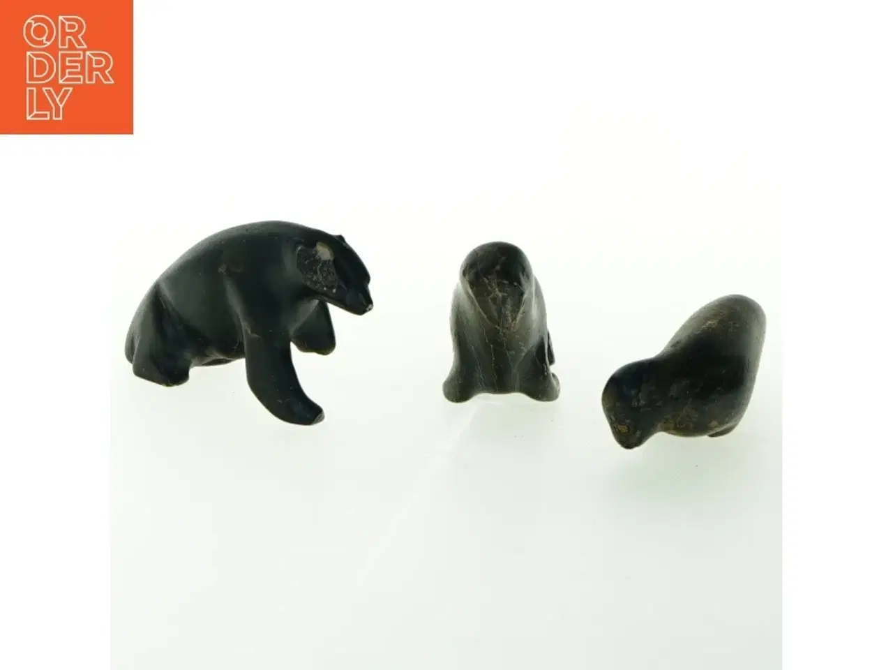 Billede 1 - Grønlandica. Sæt af tre skulpturer af sæler og en isbjørn (str. 9x5,5 cm)