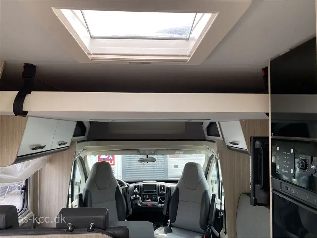 Billede 20 - 2021 - Sun Living S 75 SC   Sun Living S 75 SC autocamper med fritstående dobbeltseng.