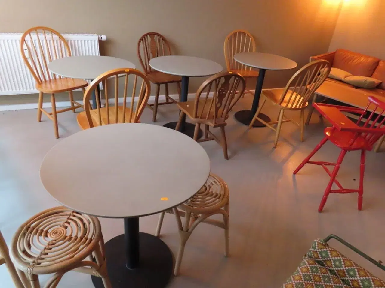 Billede 3 - 4 stk. cafeborde med stole, samt børnestol og bord