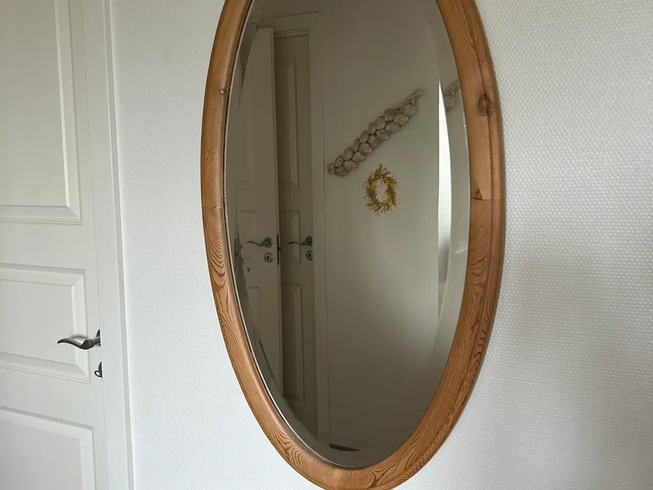 Billede 1 - Oval spejl m. afsyret træ ramme.