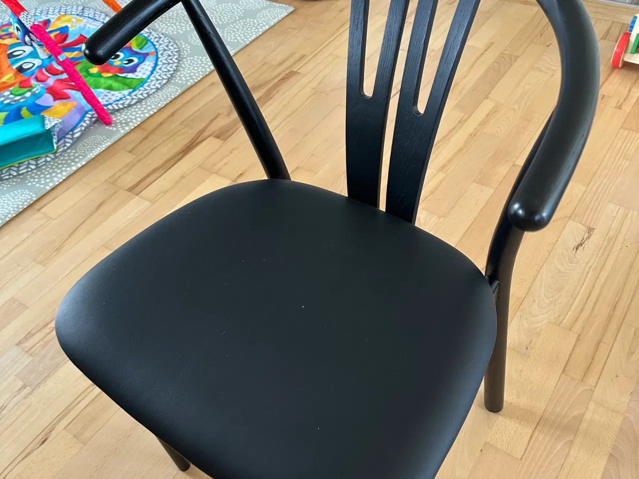 Billede 2 - Sortlakeret egetræs stole m. Sort læder sæde