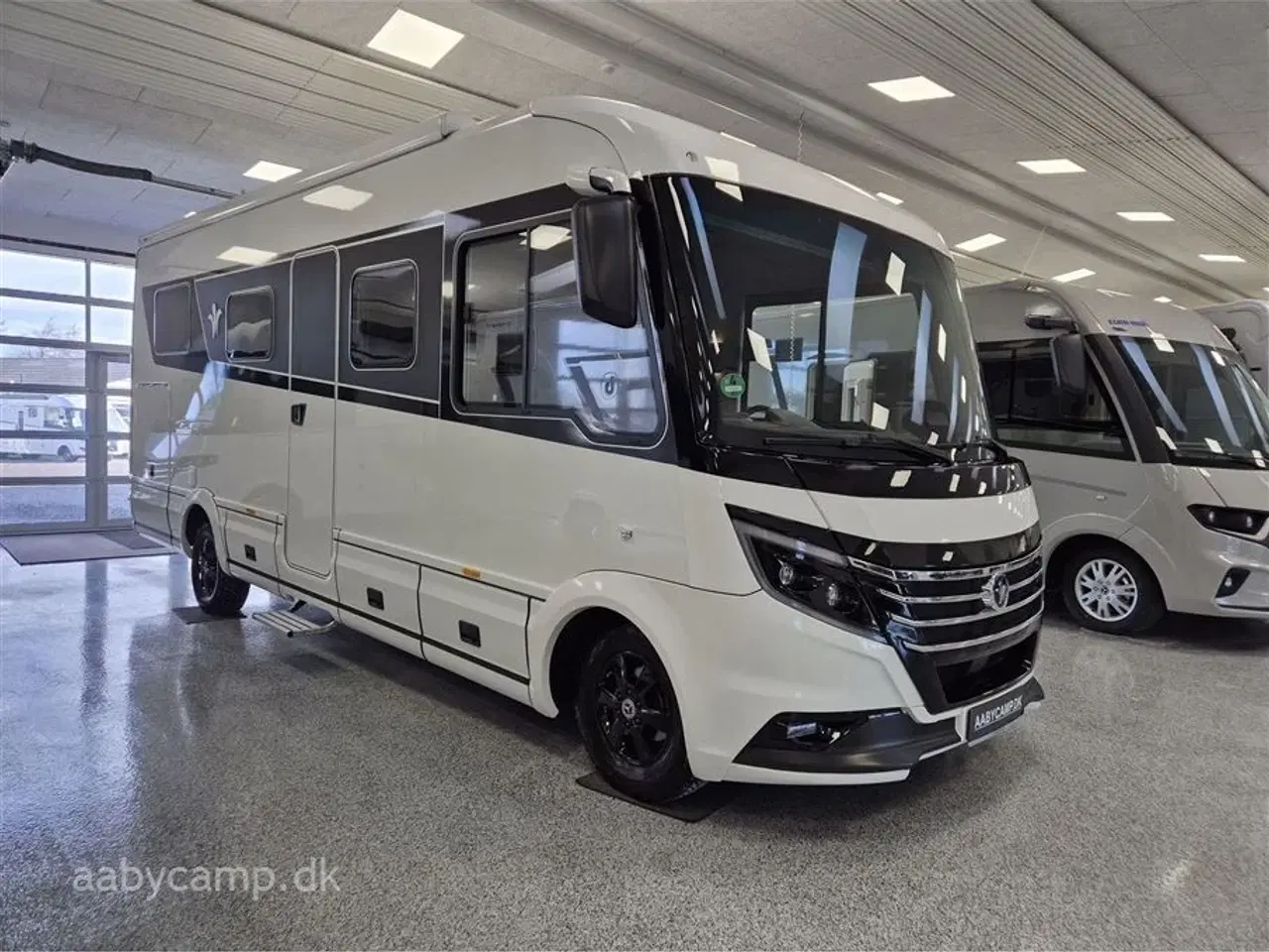 Billede 1 - 2025 - Niesmann+Bischoff Arto 78   solceller. 3x150 Ah lithium batterier. 3000w inverter. Elektrisk markise. Udv. gas/vand. Helårsdæk. 2x TV. Duo control. luft undervogn. Hydrauliske støtteben.