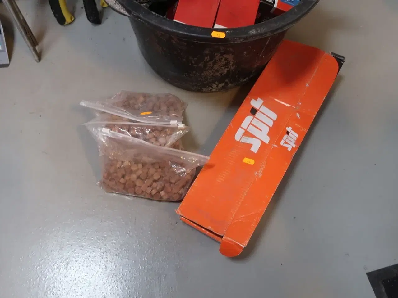 Billede 2 - spand med indhold, koste m.m.