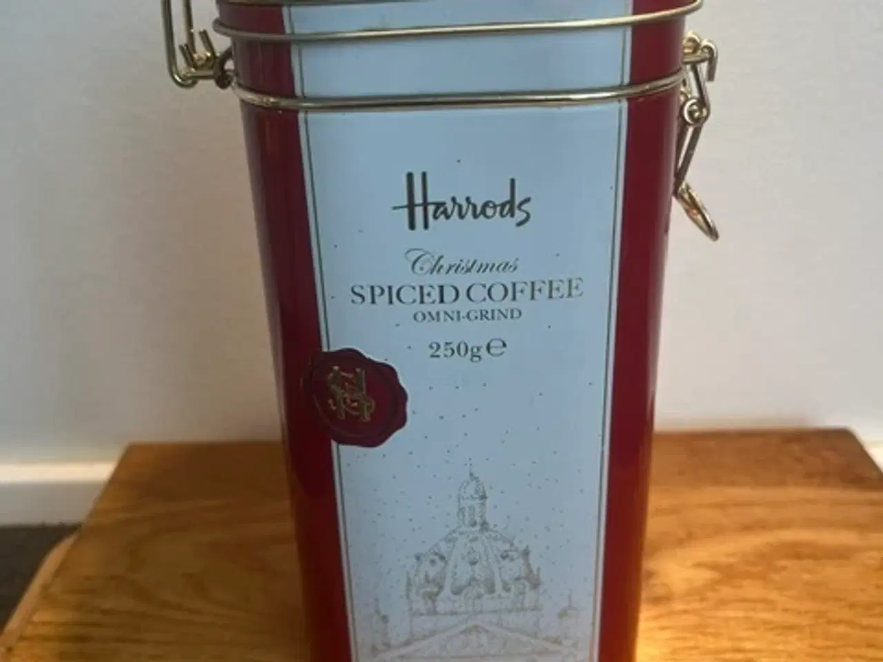 Billede 1 - Harrods Coffee Tin - højde 19,7 cm – Klassisk brit