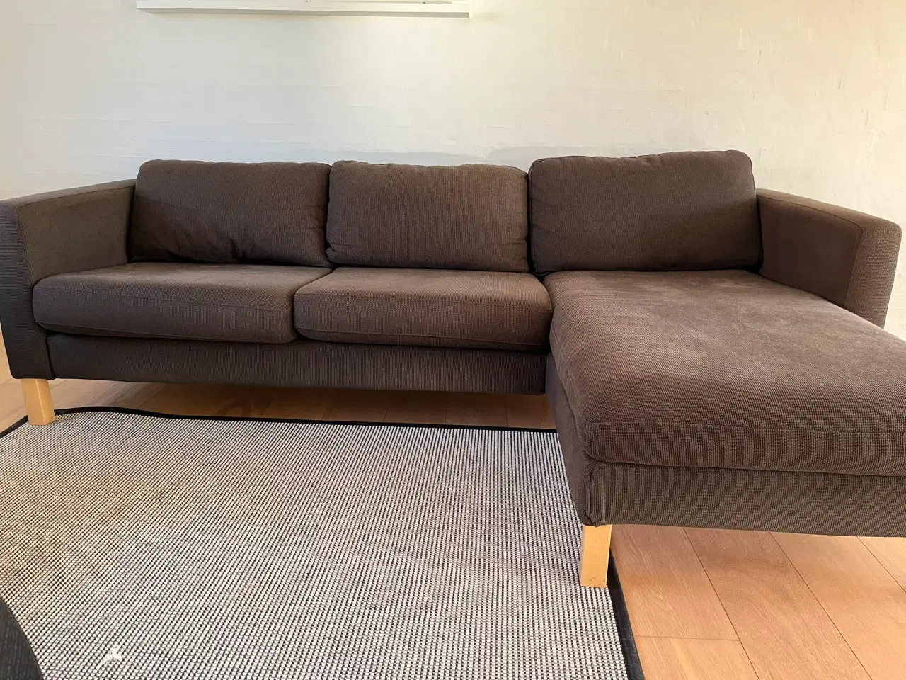 Billede 1 - 3 Pers mørkebrun stof sofa med chaiselong 