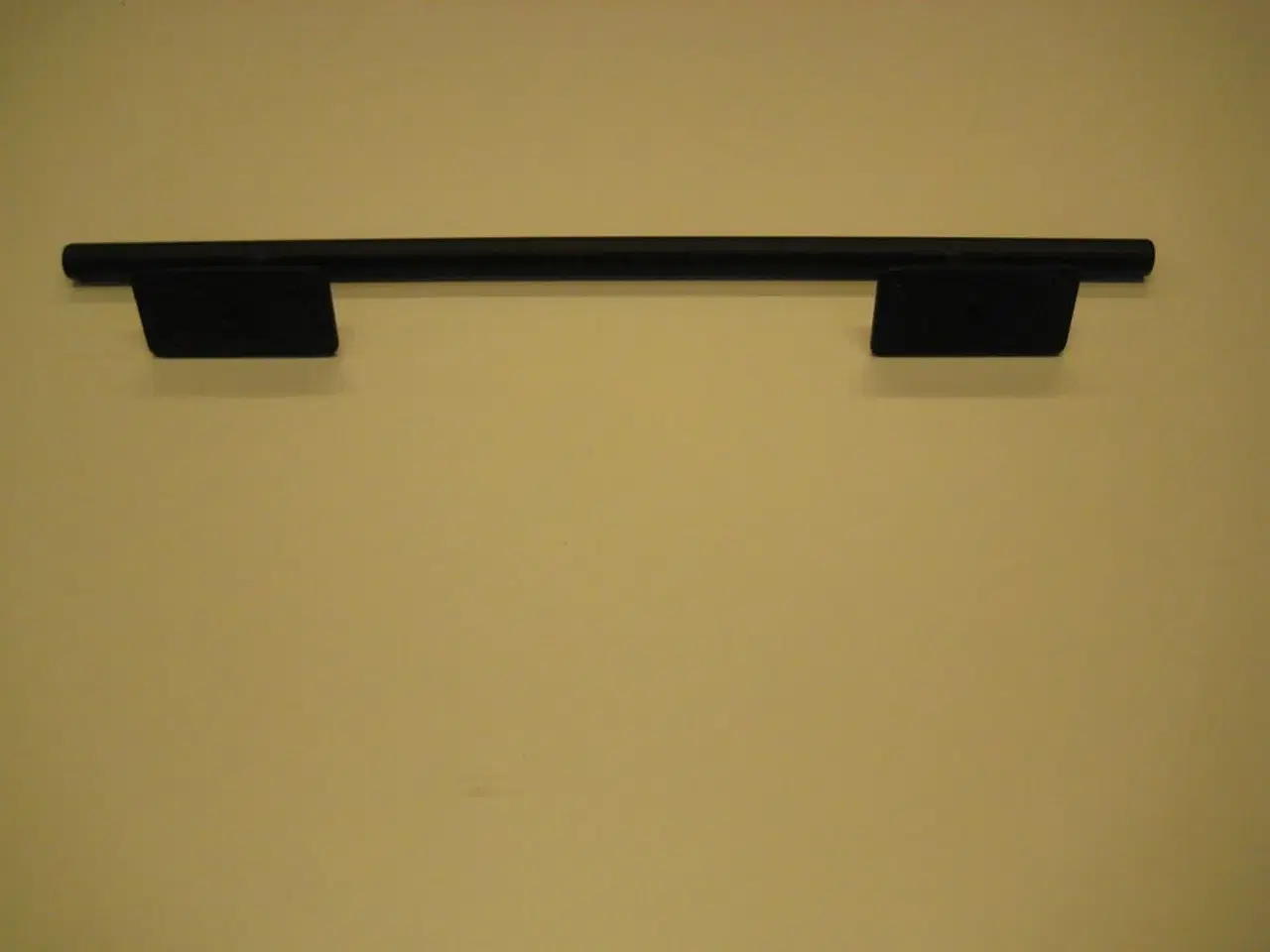 Billede 2 - 90 stk. sorte metalgreb. Hulafstand 22,2 cm. Total længde: 35 cm