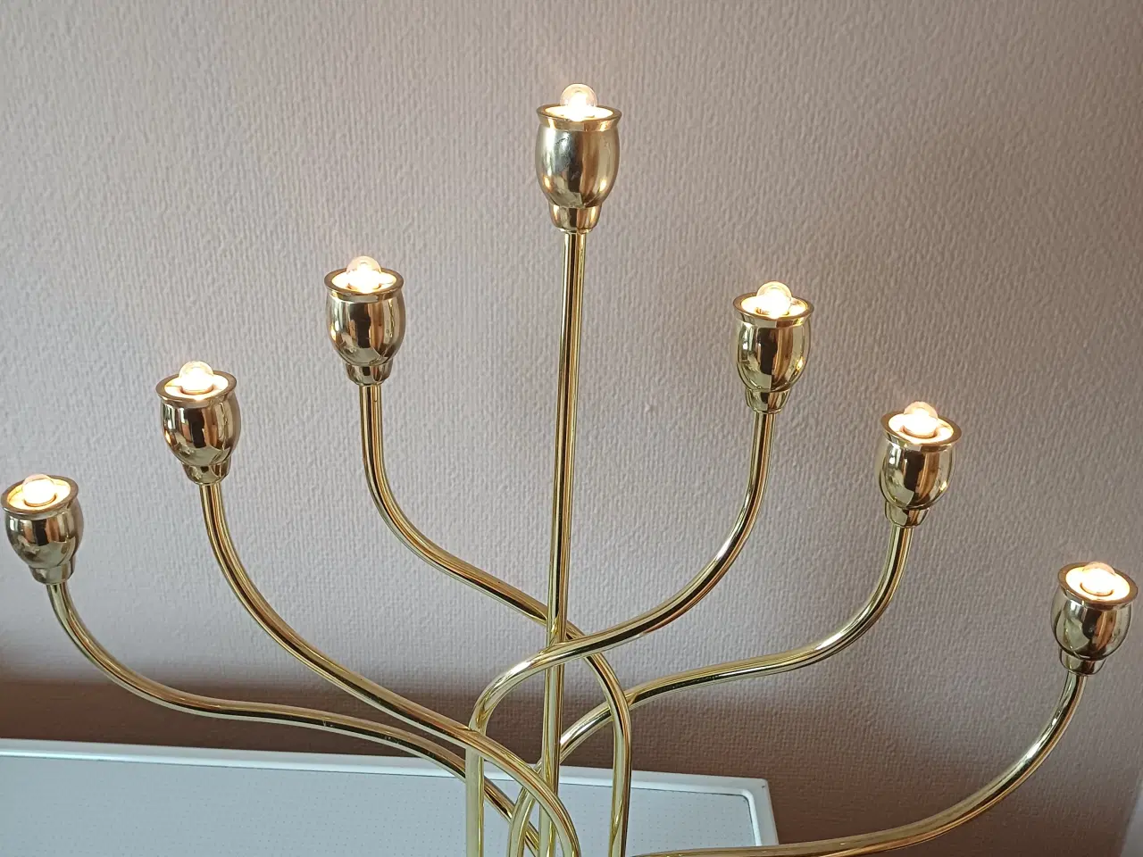 Billede 1 - 7-armet lysestage i guldfarvet metal med lyspærer