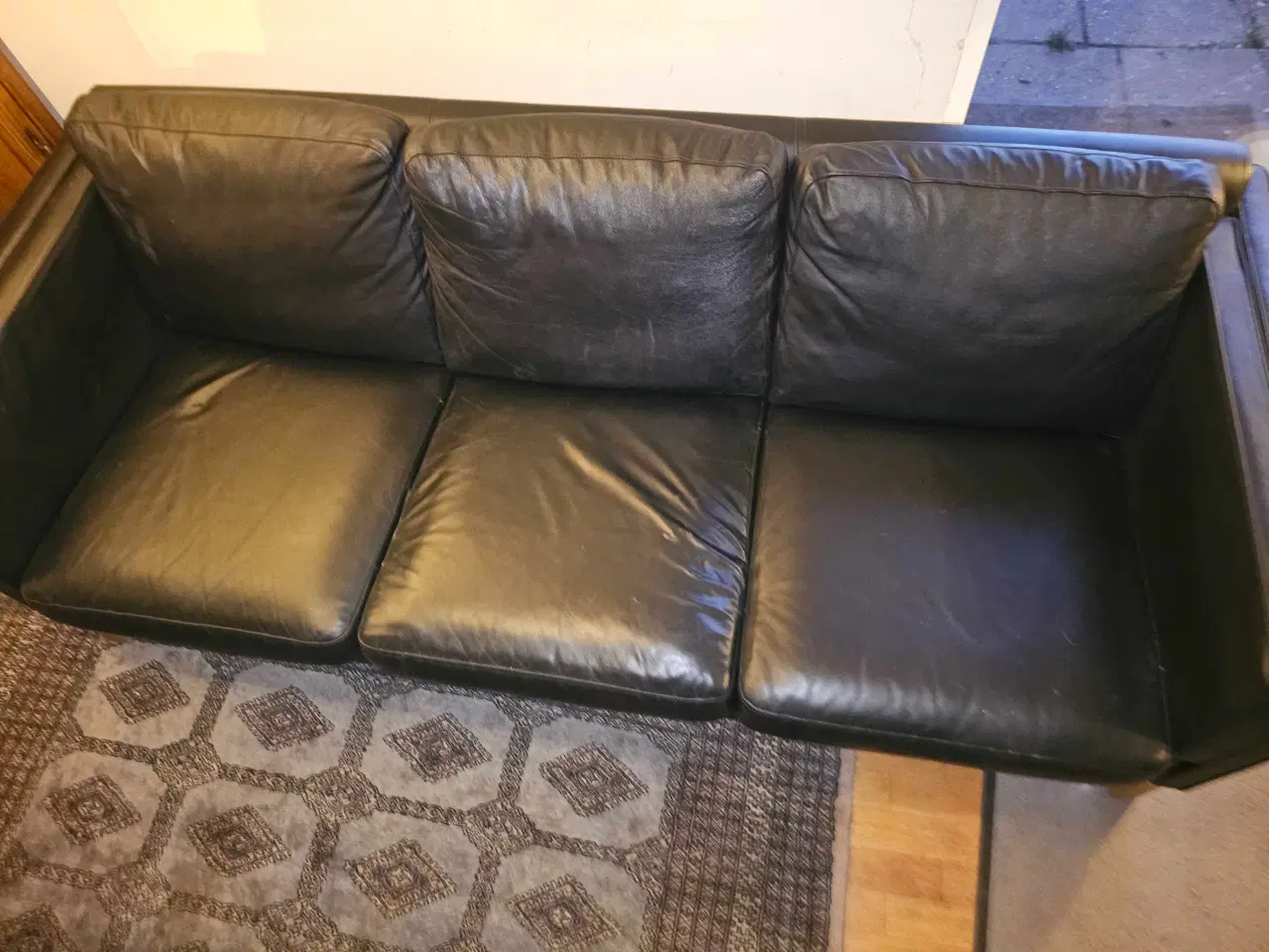 Billede 3 - 3-personers sofa + lænestol i sort kunstlæder