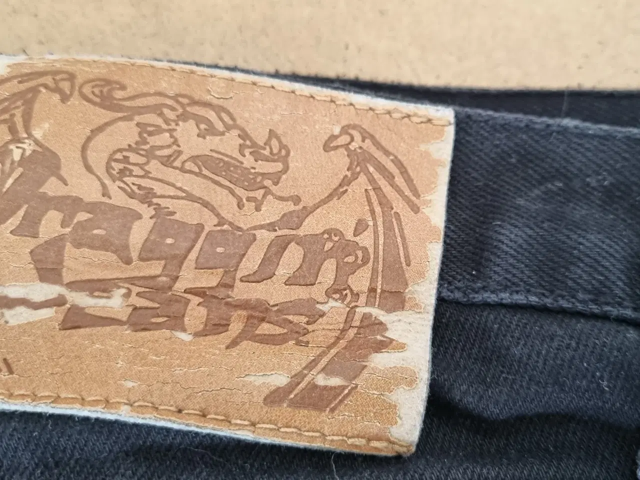 Billede 3 - Sorte Draggin jeans og knæbeskyttere