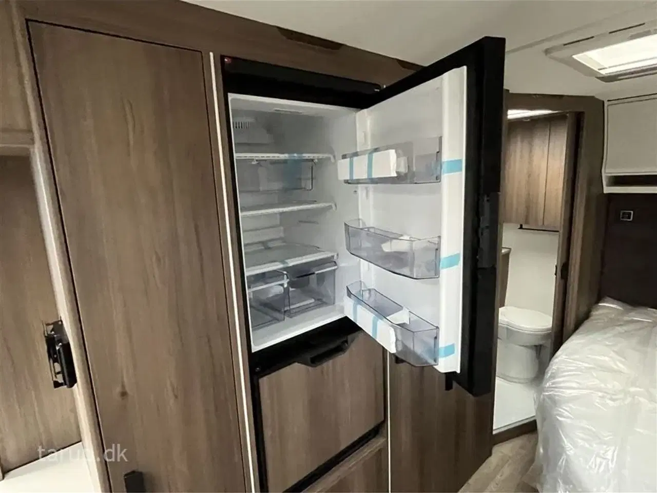 Billede 13 - 2026 - Kabe Smaragd 520 XL KS Premium Line   Fransk seng, rundsiddegruppe i mørkegråt skind, ALDE centralvarme, vandbåren gulvvarme, stort kompressor køleskab
