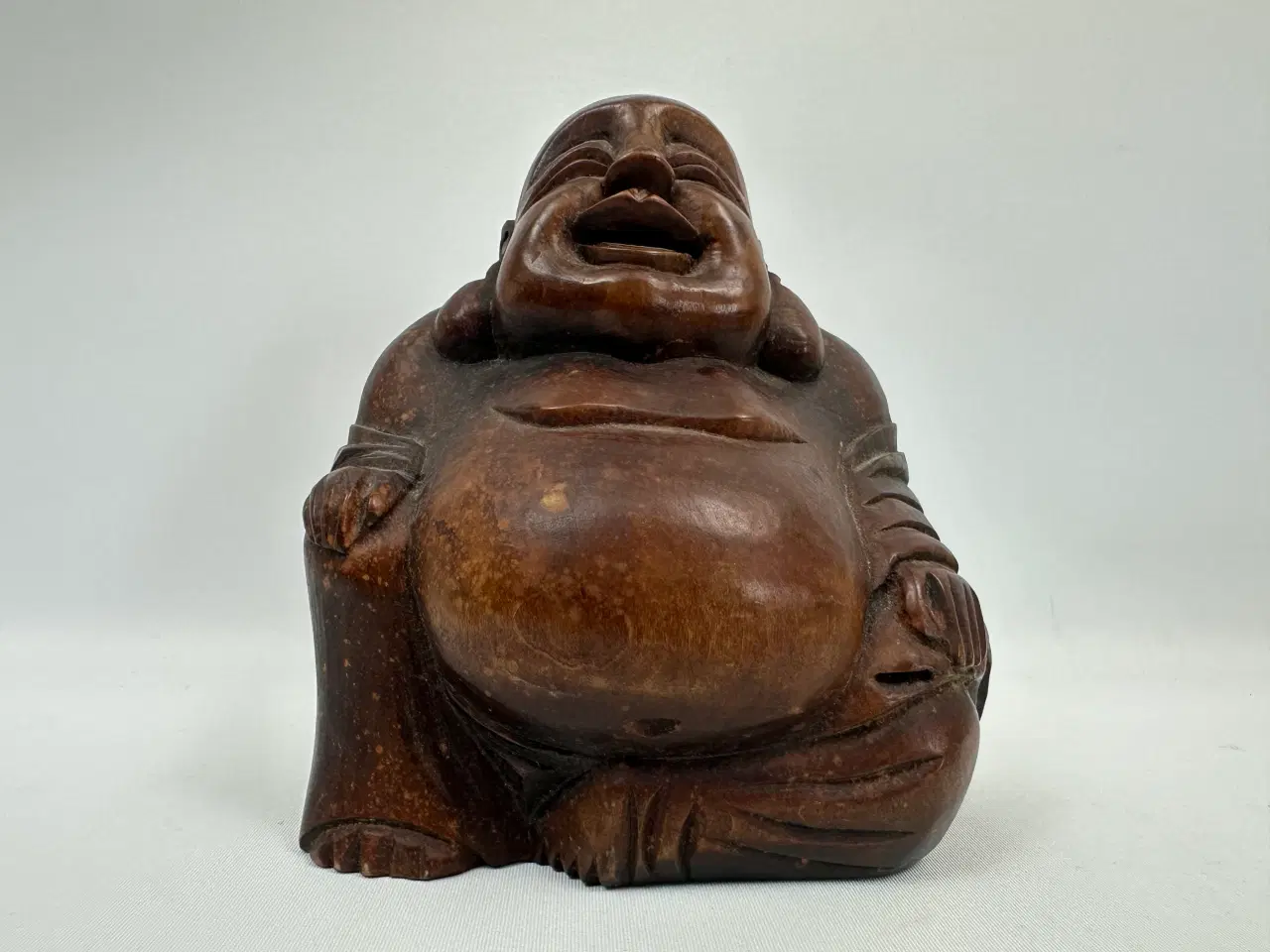 Billede 2 - Lille asiatisk Budda træfigur / træskulptur