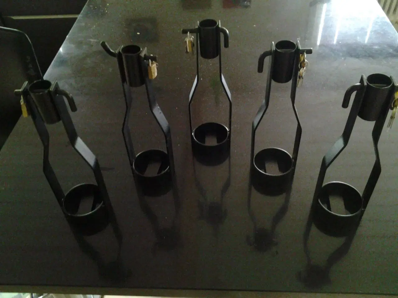 Billede 2 - fem jernholdere med hængelås til flasker