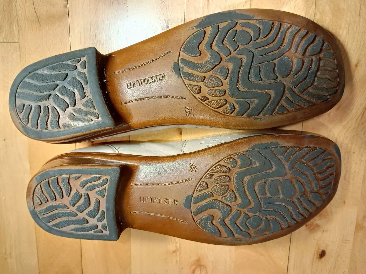 Billede 8 - Fornuftige "nede på jorden" sko i romantisk stil