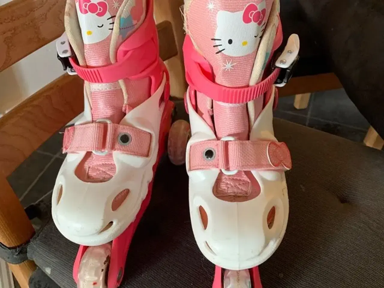 Billede 1 - Hallo kitty rulleskøjter sælges.,