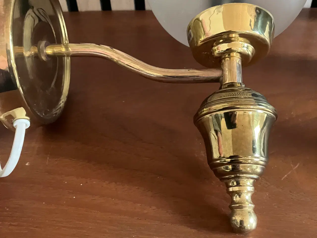 Billede 4 - Væglampe i messing med kuppel i matteret glas med