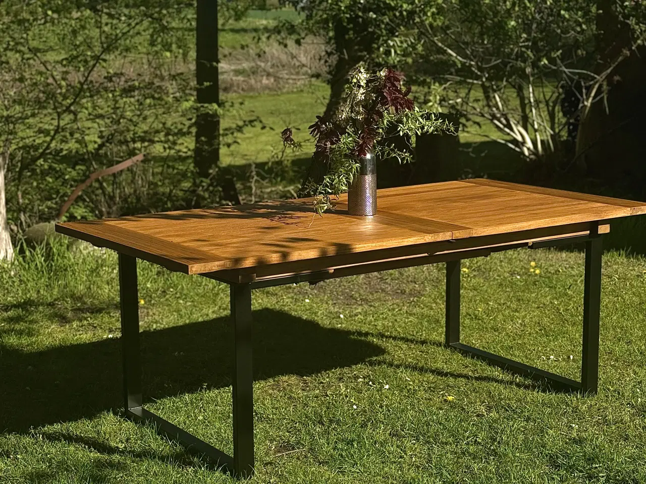 Billede 1 - Eksklusivt nyrenoveret massivt teakbord – Indoor &