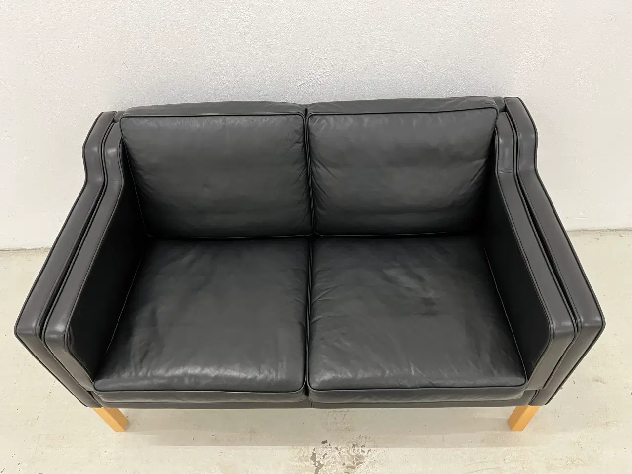 Billede 6 - Stouby Eva 2 Oers.Sofa i sort semianilin læder.