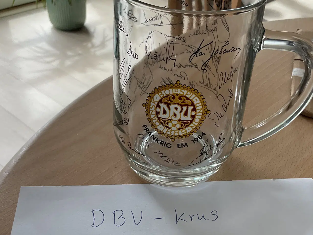 Billede 1 - Krus fodbold EM 1994 Frankrig  med autografer