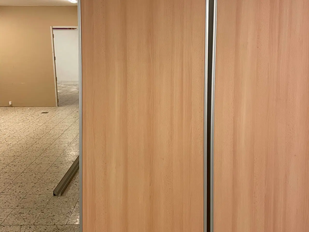 Billede 5 - Garderode skabe med Skydelåger