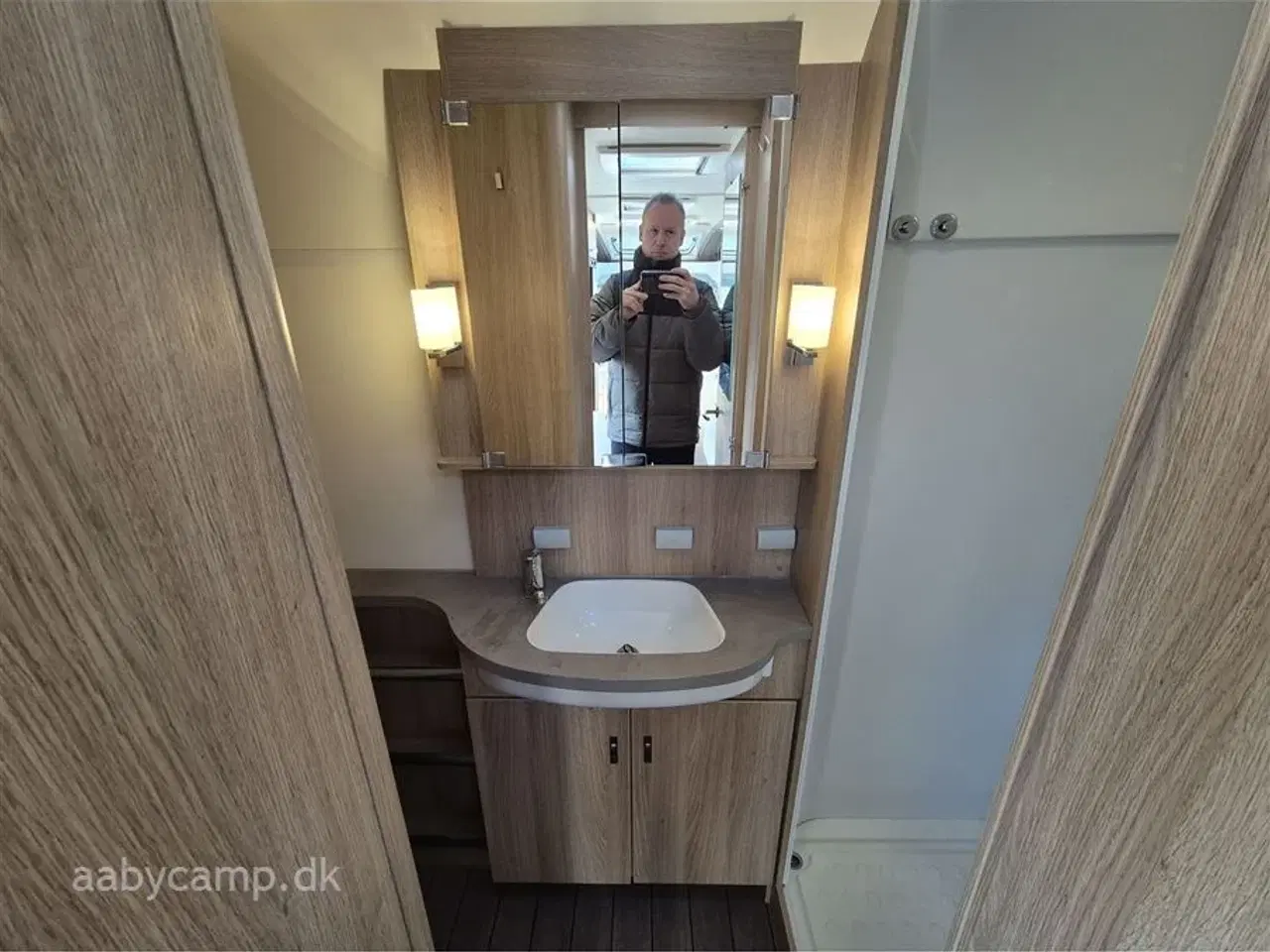 Billede 17 - 2018 - Knaus Sky TI 700 MEB Automatgear. Solceller. Batteri. cykelstativ. Elektrisk indgangstrin. Elektrisk Markise. Anhængertræk. KUN 35,700 KM!!!