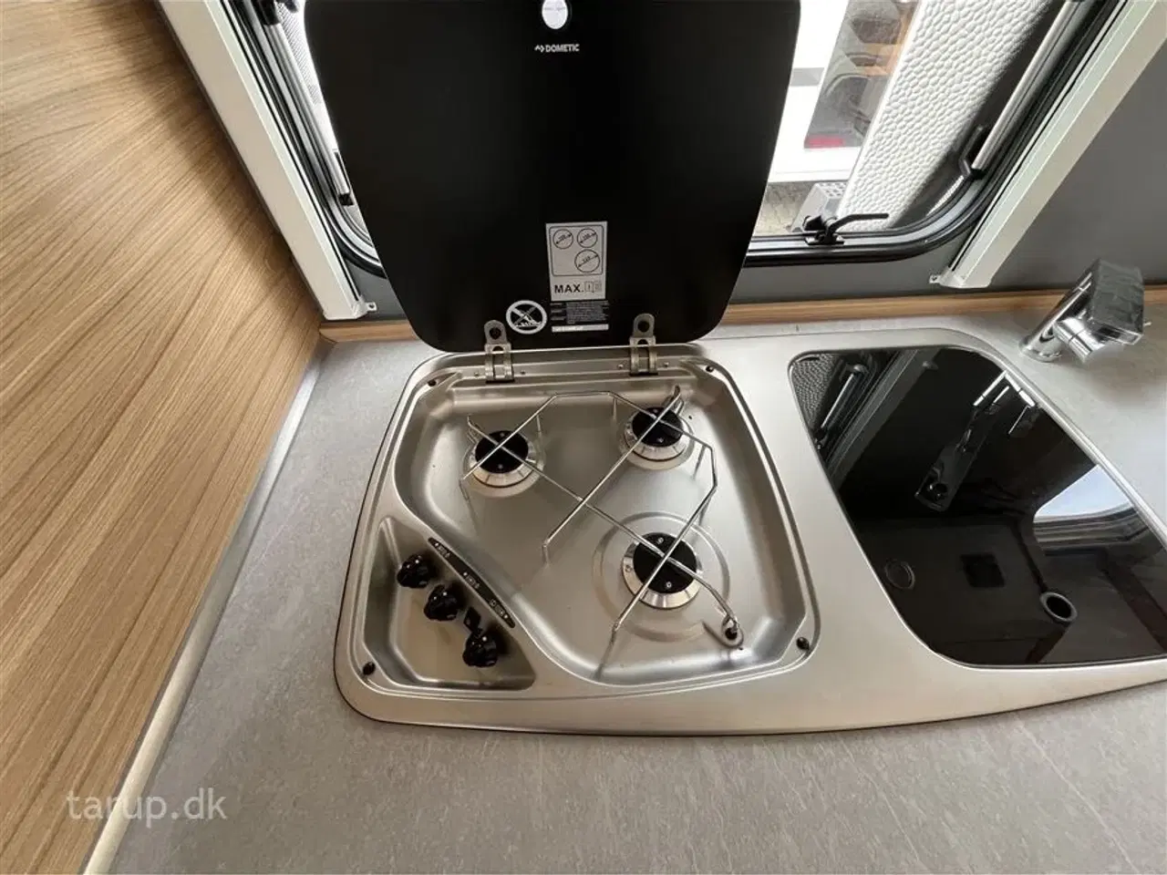 Billede 12 - 2023 - Dethleffs Camper 560 FMK    Kan opvejes til totalvægt 2000 kg. Dobbeltsengs- og køjevogn, rundsidde-gruppe, Truma varme, 3-trins el-gulv-varme, stort kølesk.