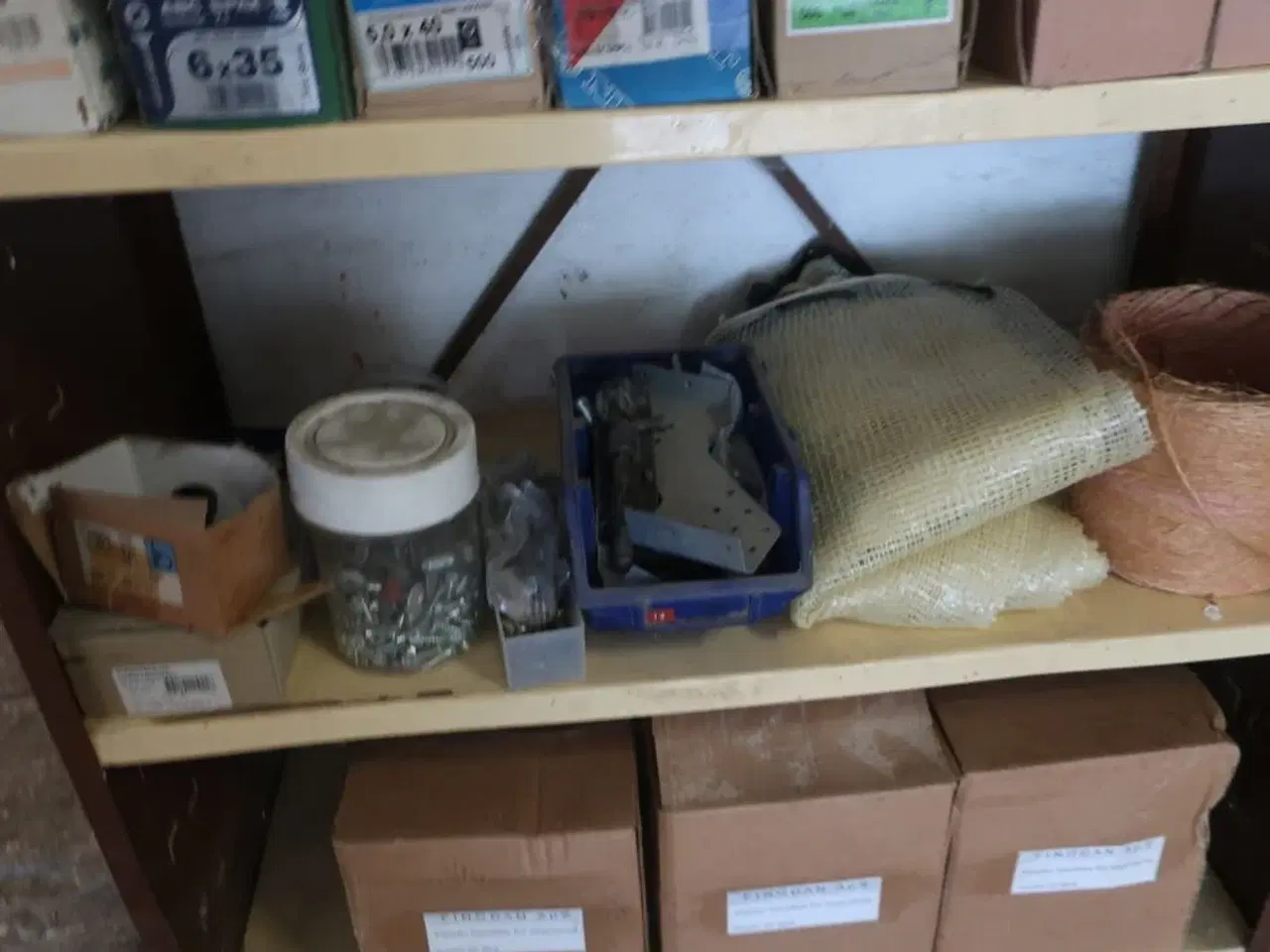 Billede 12 - Reol med div. Skruer, pudsemaskine SKILL m.m.