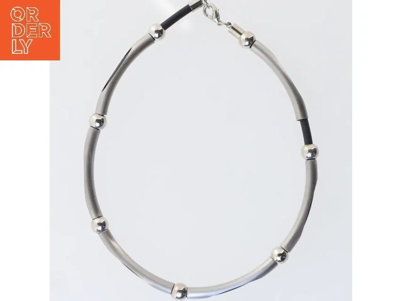 Billede 2 - Sølvfarvet halskæde med sorte detaljer (str. 42 cm)