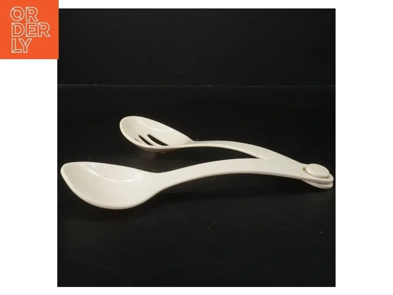 Billede 4 - Plastik serveringssæt med ske og hulske (str. 24x7 cm)