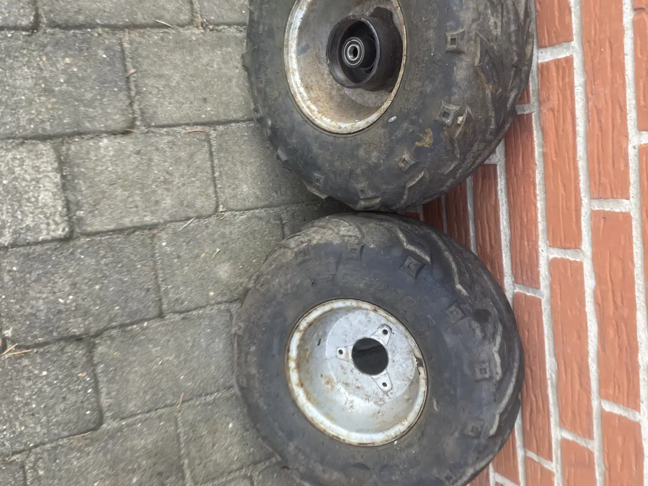 Billede 1 - Sælger de her 2 stk dæk med fælge for ATV 200/5