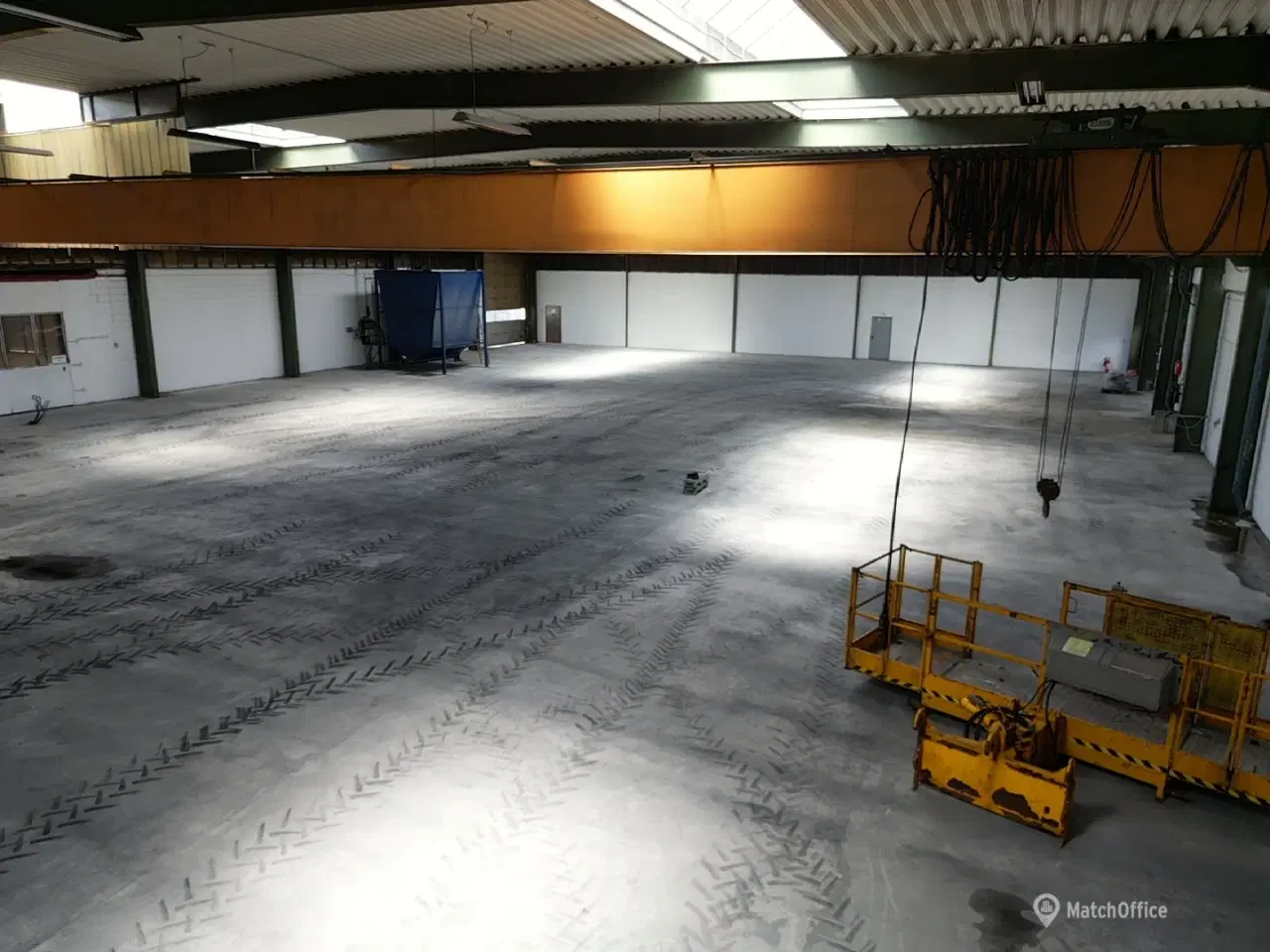 Billede 2 - Produktionslokale/lager  med 2 porte på 6 m. og kran.