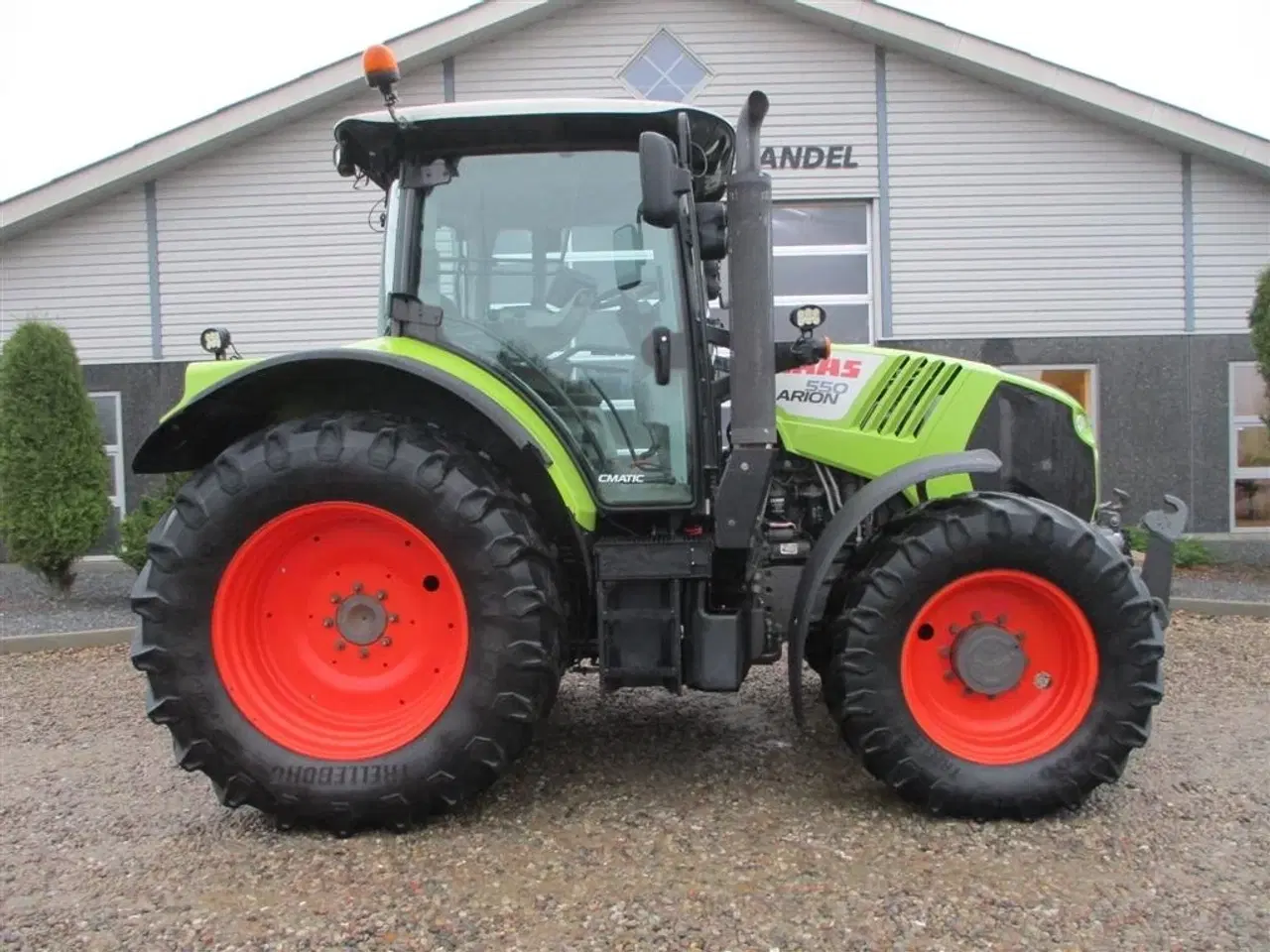 Billede 2 - CLAAS ARION 550 C-matic med frontlift, affjedret foraksel og affjedret kabine.